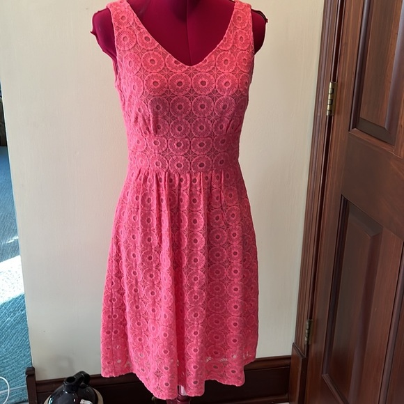 Banana Republic Dresses & Skirts - Banana Republic dress midi Sweet Peach Coral Eyelet circle pattern   EUC  Size 4